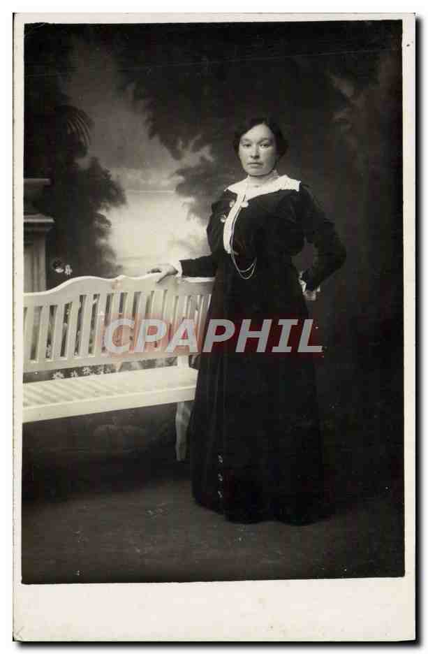 Femme en robe noire — studio — éditeur inconnu