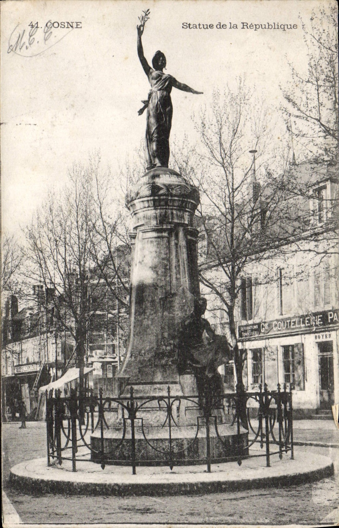 Cosne-sur-Loire — Statue de la République — M. C. éditeur
