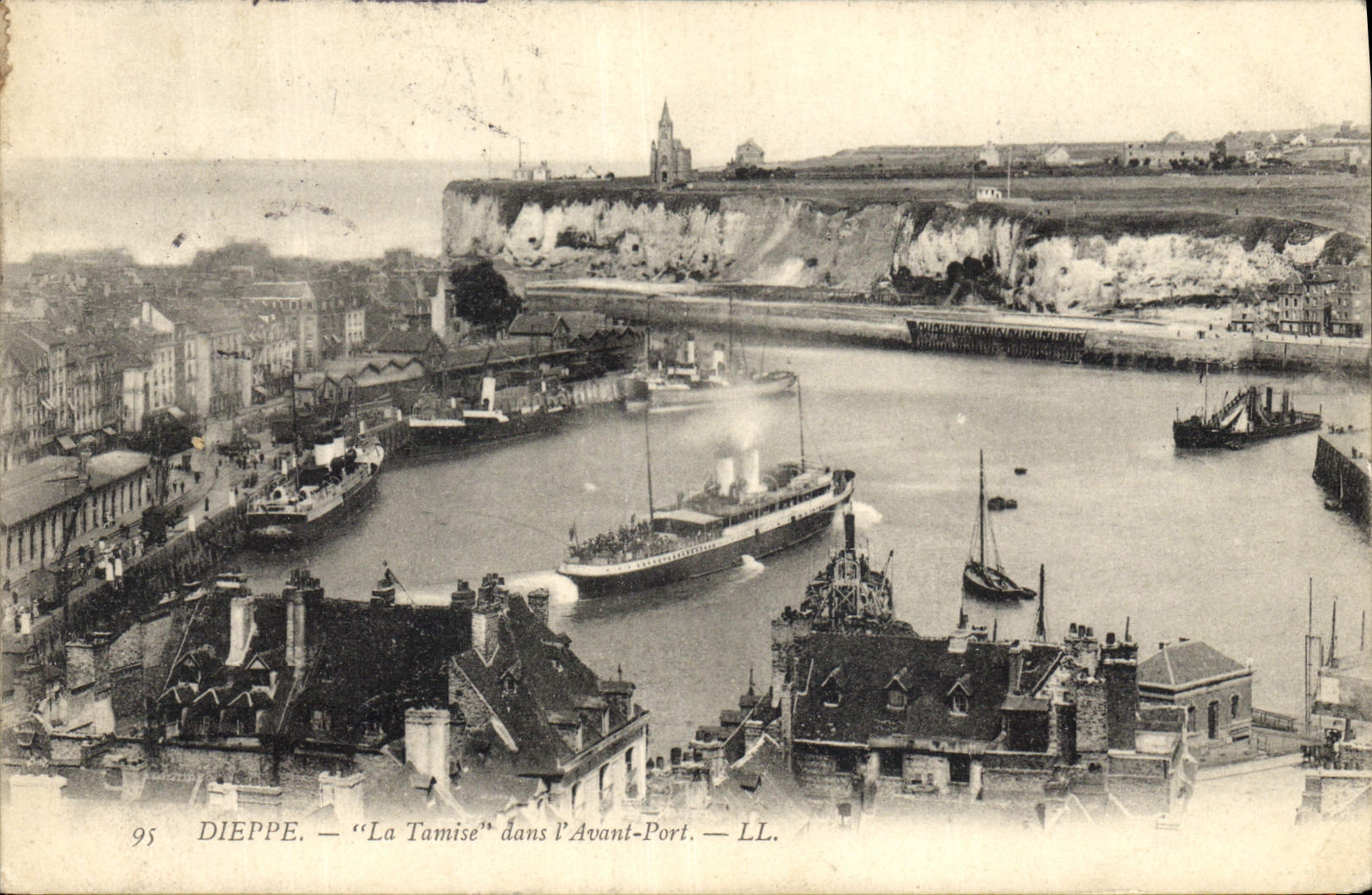 CPA Dieppe La Tamise Dans I'Avant Port Bateaux 
