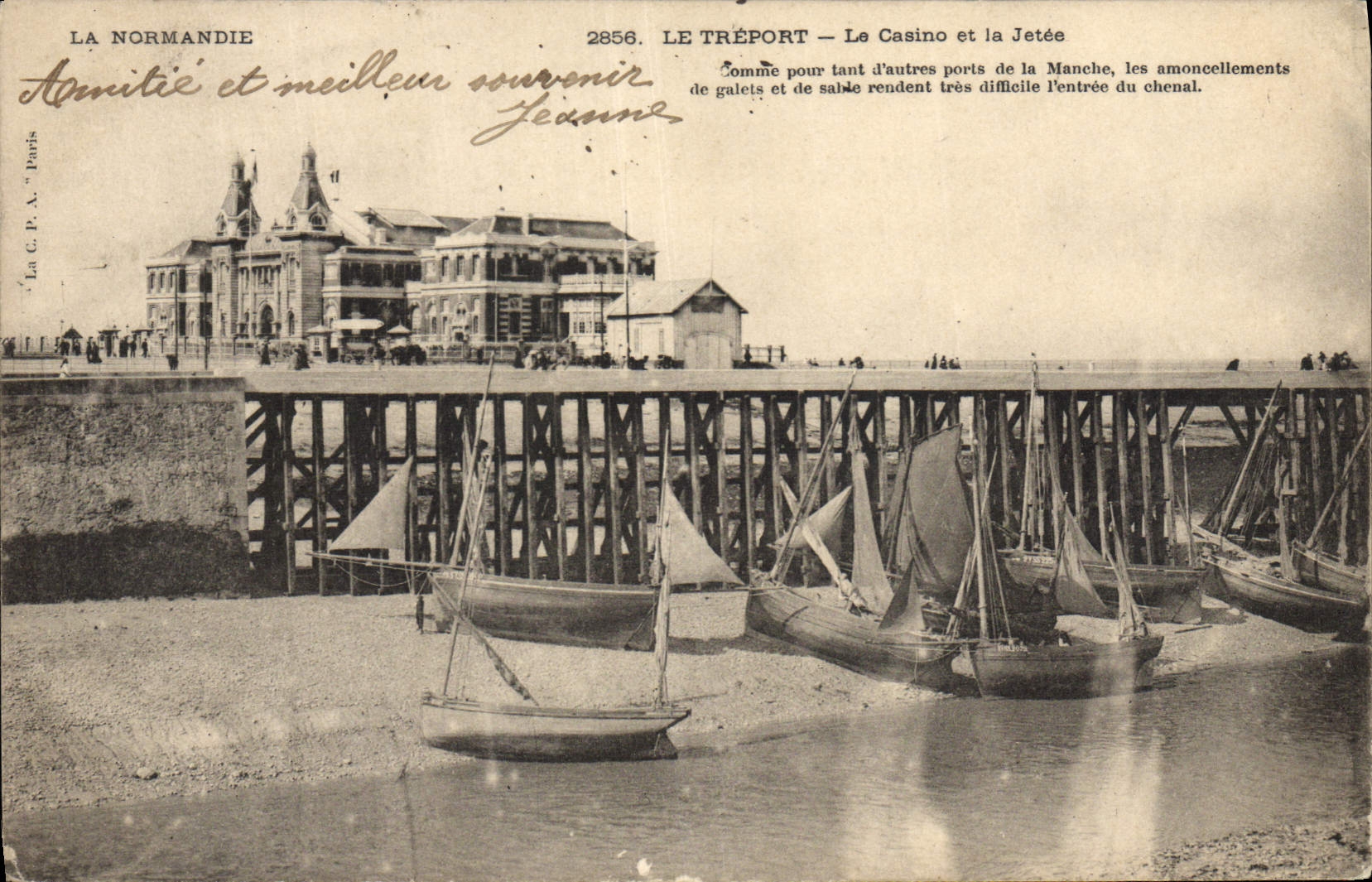 CPA La Normandie Le Treport Le Casino Et La Jetee Bateaux