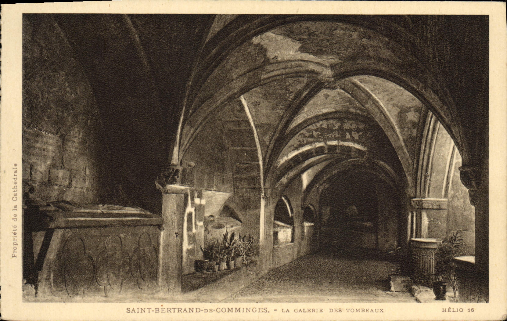 CPA Saint Bertrand De Comminges La Galerie des tombeaux 