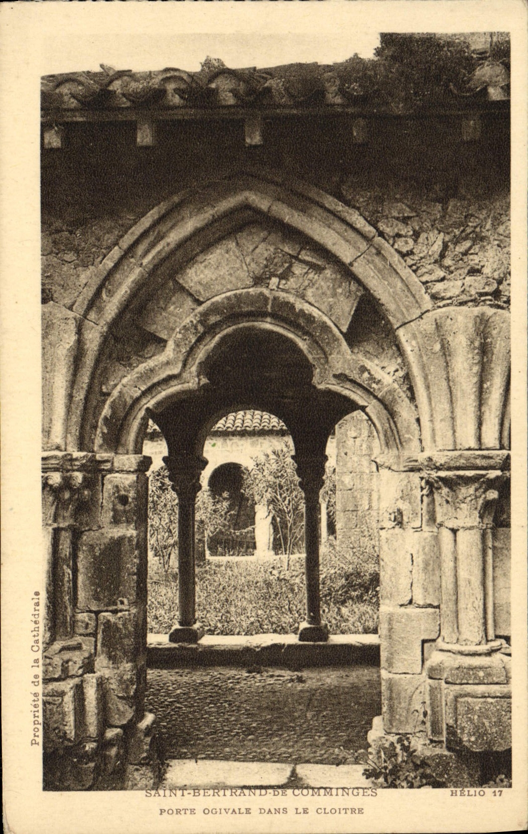 CPA Saint Bertrand De Comminges Porte ogivale dans le cloitre