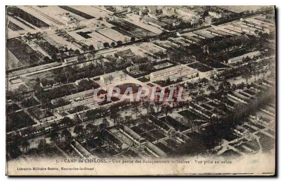 CPA Camp De Chalons Une Partie Des Baraquements militaires Vue prise en avion Militaria