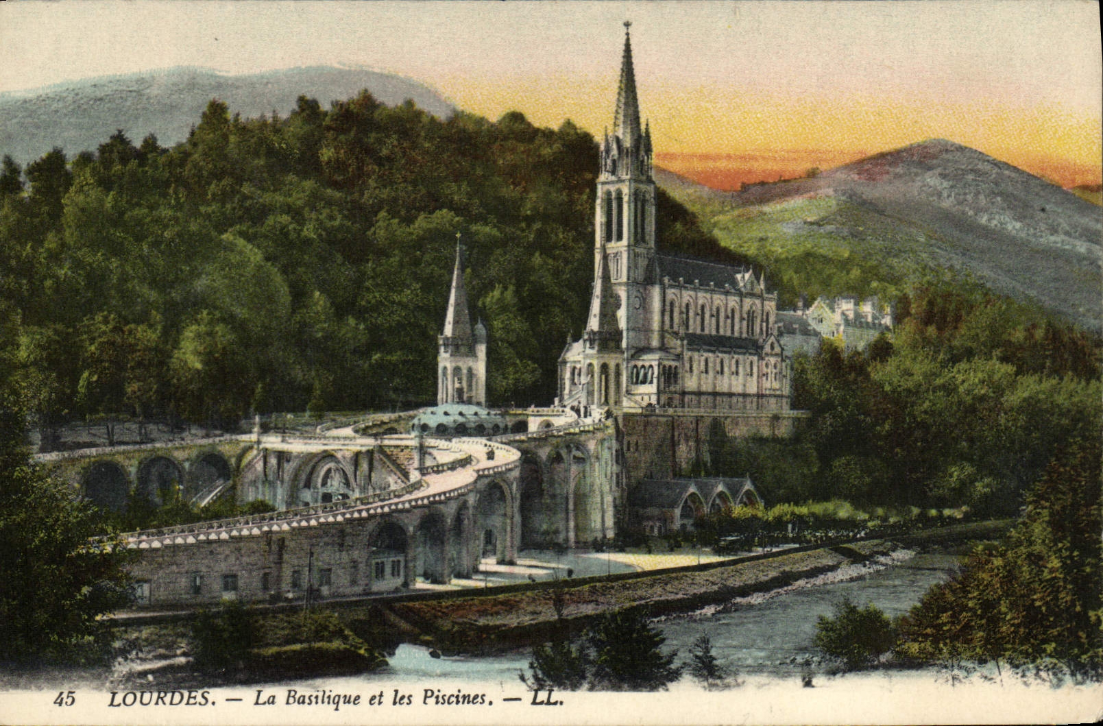 CPA Lourdes La Basilique Et Les Piscines