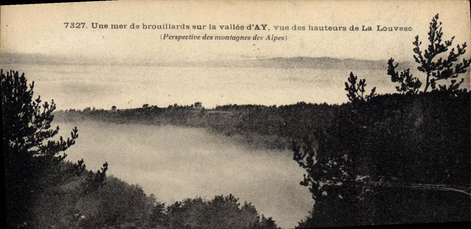 Vue des hauteurs de La Louvesc — Une mer de brouillards sur la vallée d'AY — Éditeur : Art Margeritmond, Le Puy