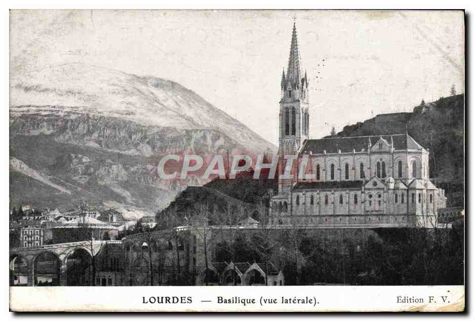 CPA Lourdes Basilique Vue laterale