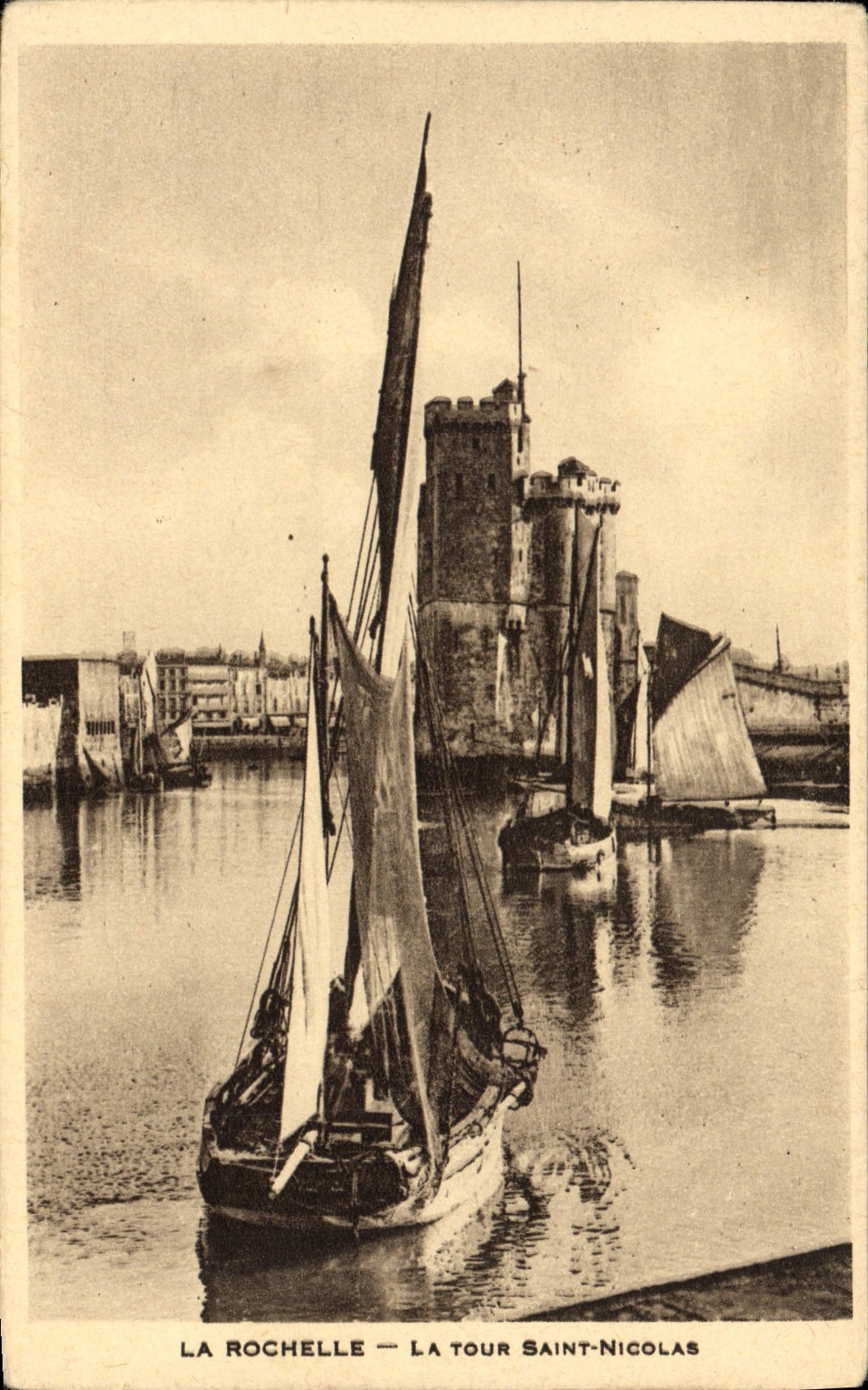 CPA La Rochelle La Tour Saint Nicolas Bateaux de peche 