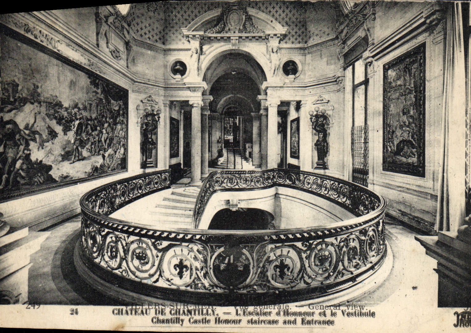 Schloss Chantilly — Die Ehrenstiege und der Vestibül — Verlag: J. Thévenin, Nr. 24