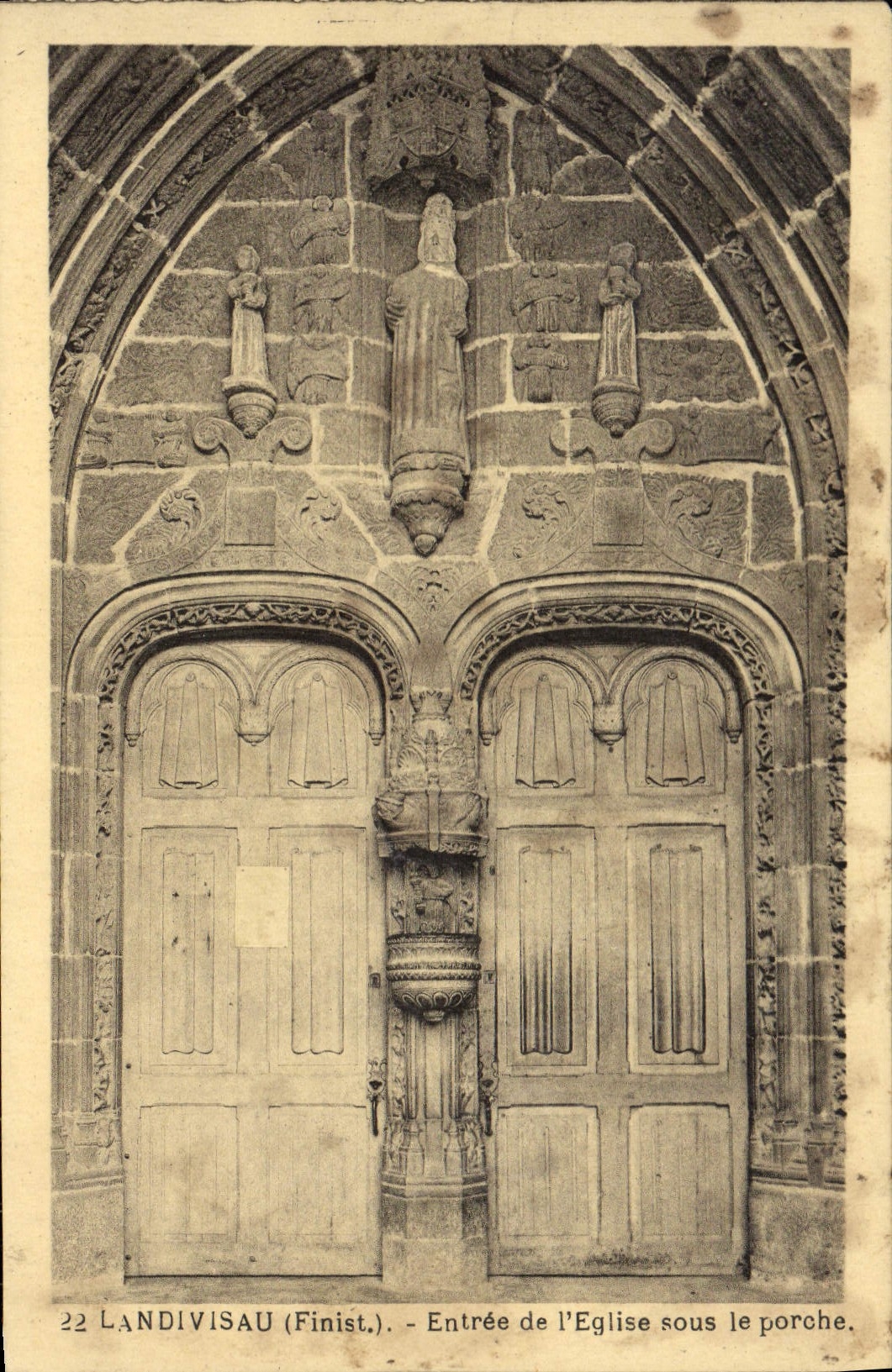 Landivisiau (Finistère) — Entrée de l'église sous le porche — J. Nozais, édit., 18, avenue du Coteau - Nantes