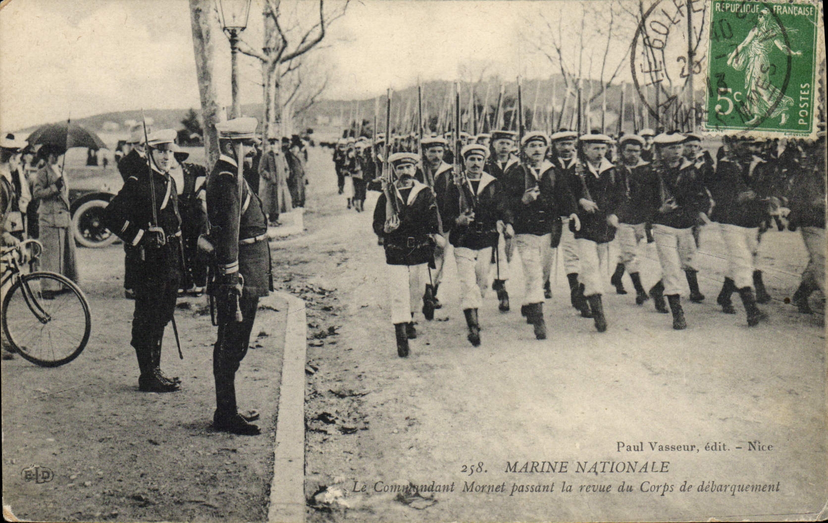Le Commandant Mornet passant la revue du Corps de débarquement — Marine Nationale — Paul Vasseur, édit. - Nice, n° 258