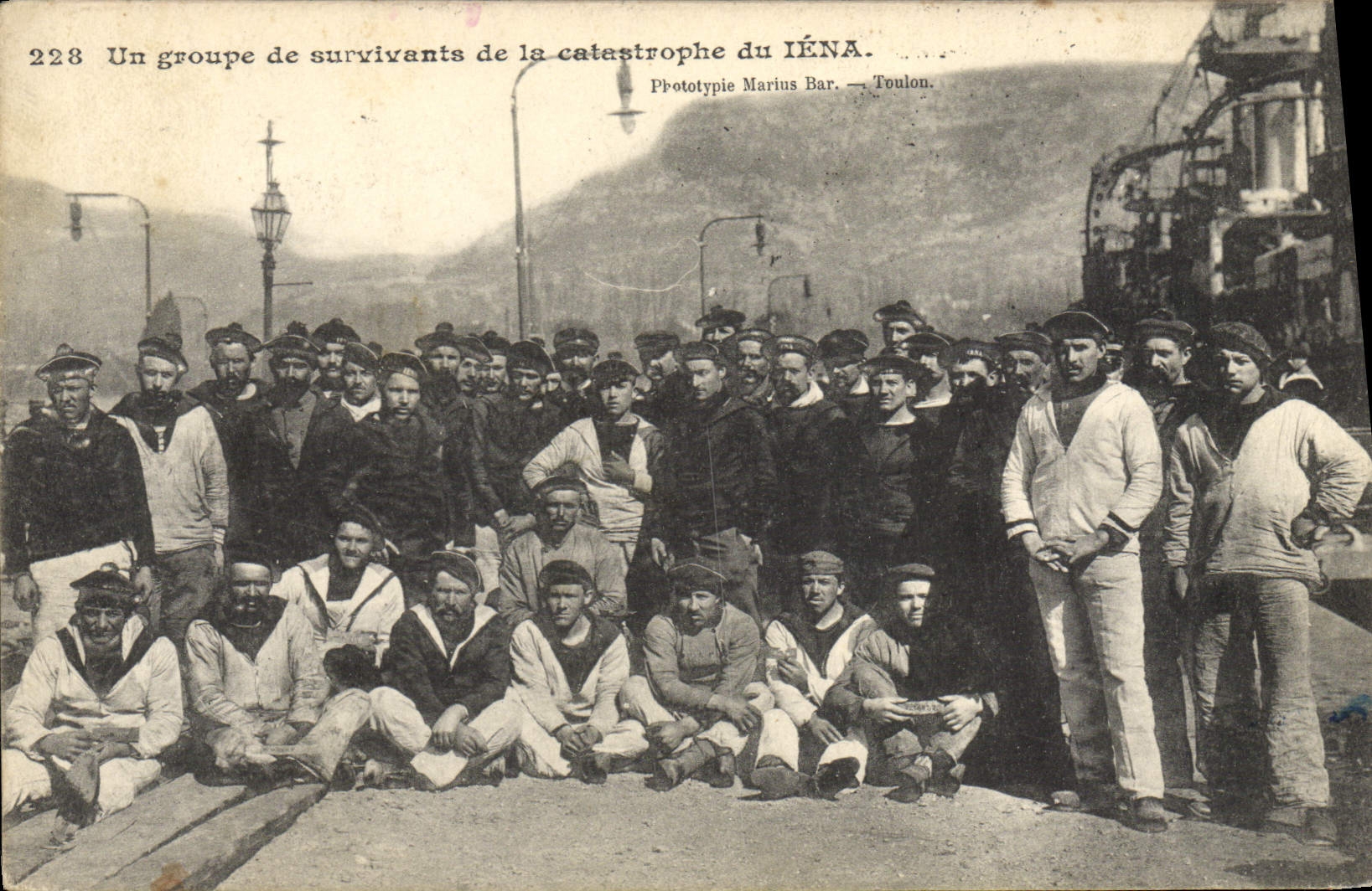 Survivants de la catastrophe du IÉNA — Phototypie Marius Bar. — Toulon.