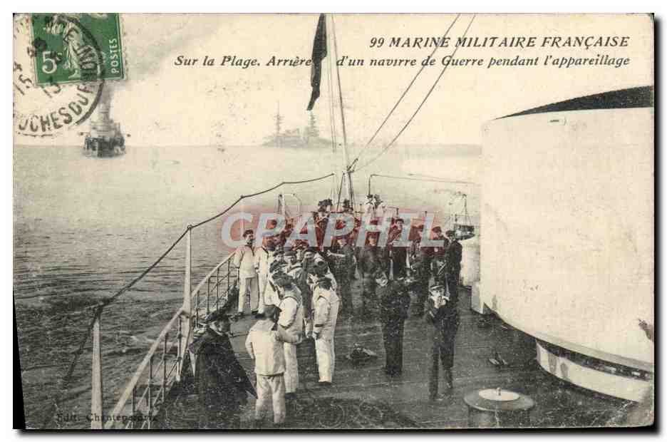 CPA Bateau Marine militaire Sur la plage Arriere d'un navire de guerre pendant l'appareillage