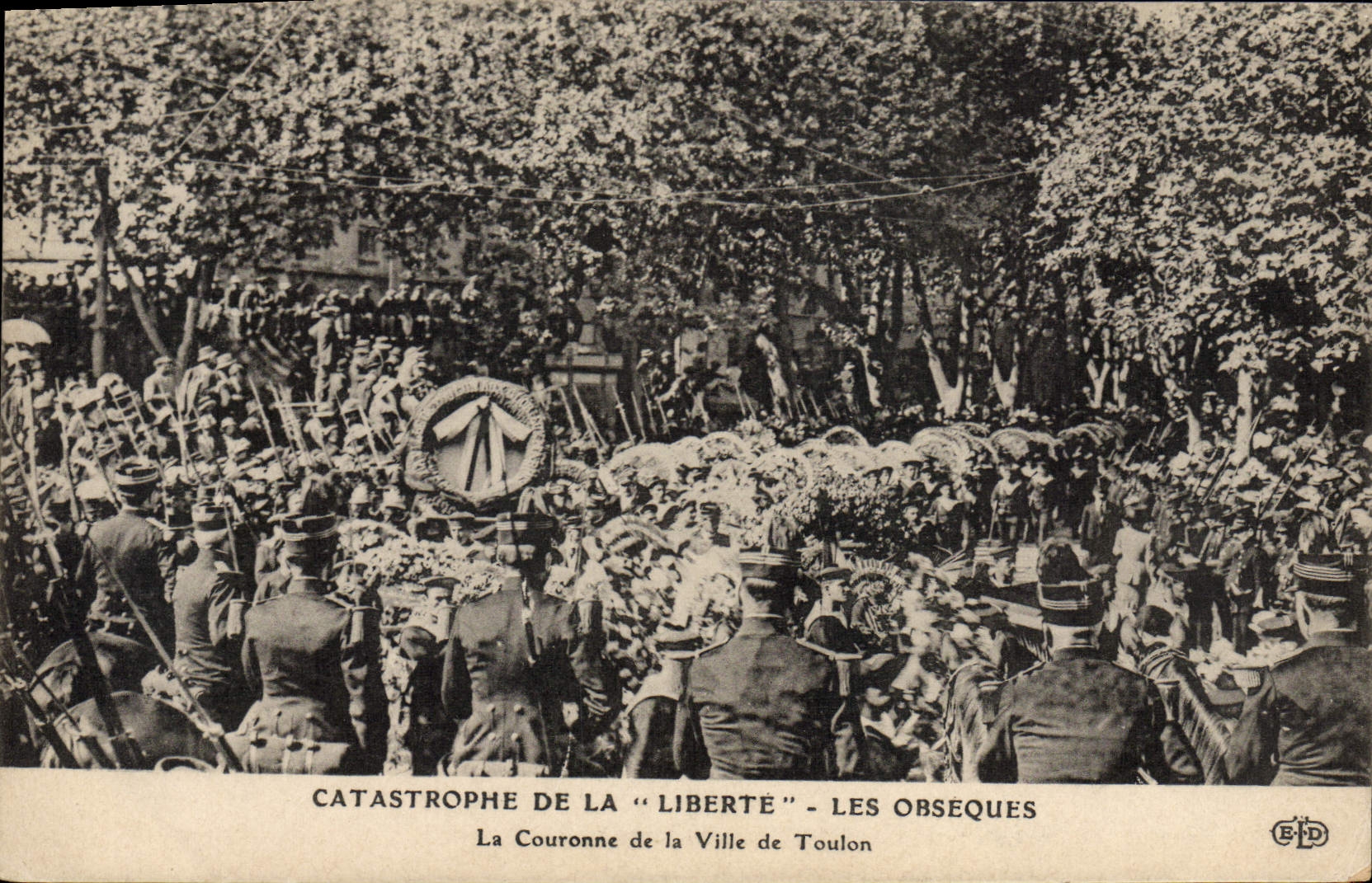 CPA Bateau Catastrophe de la Liberte Les obseques La couronne de la ville de Toulon