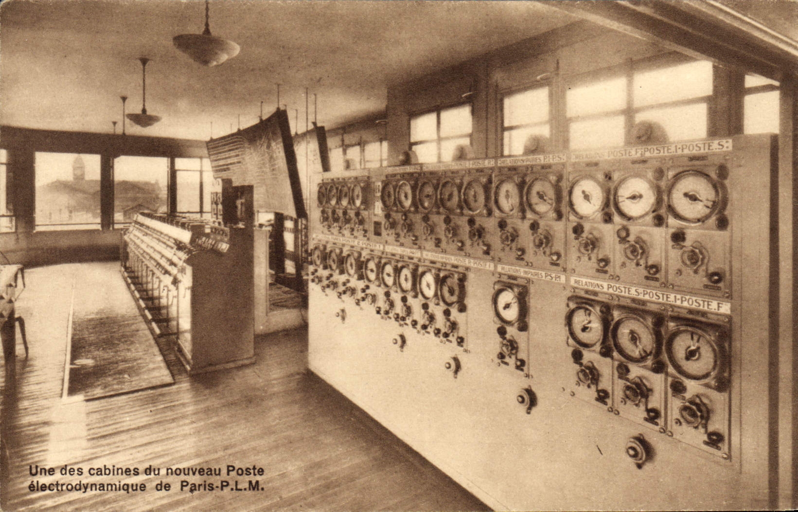 CPA Train Une des cabines du nouveau poste electrodynamique de Paris PLM