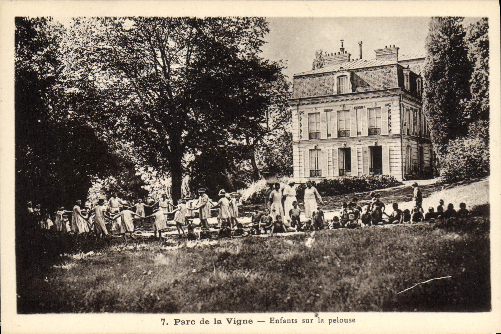 CPA Maison des enfants des cheminots du Nord Parc de la Vigne Crouy sur Ourcq Train Enfants sur la pelouse