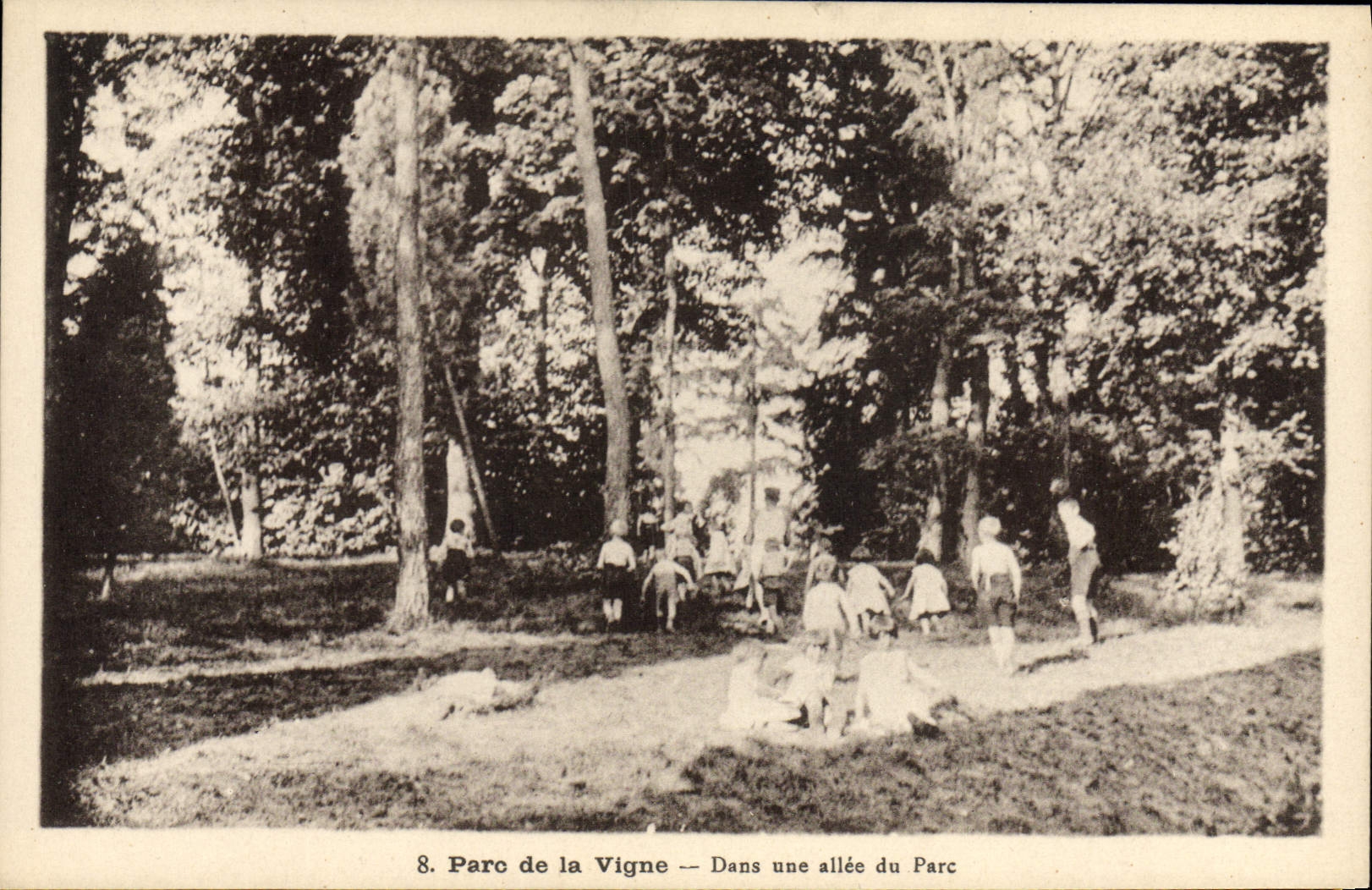 CPA Maison des enfants des cheminots du Nord Parc de la Vigne Crouy sur Ourcq Train Dans une allee du parc