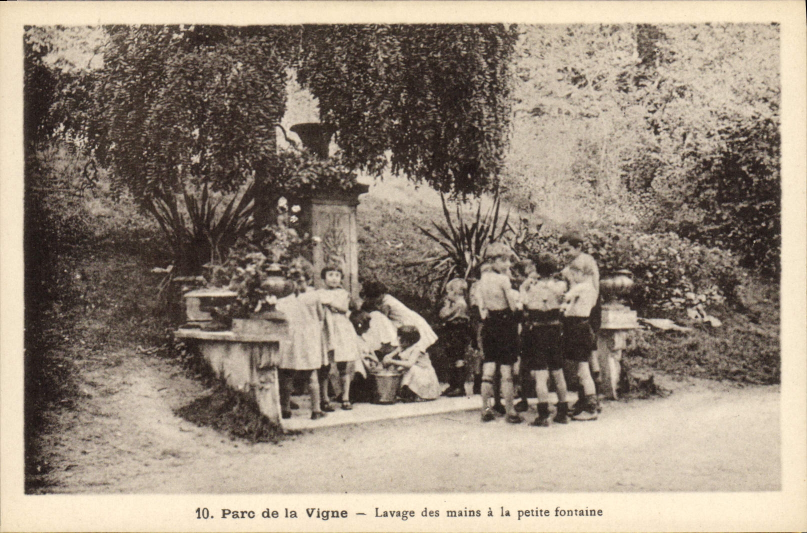 CPA Maison des enfants des cheminots du Nord Parc de la Vigne Crouy sur Ourcq Train Lavage des mains petite fontaine