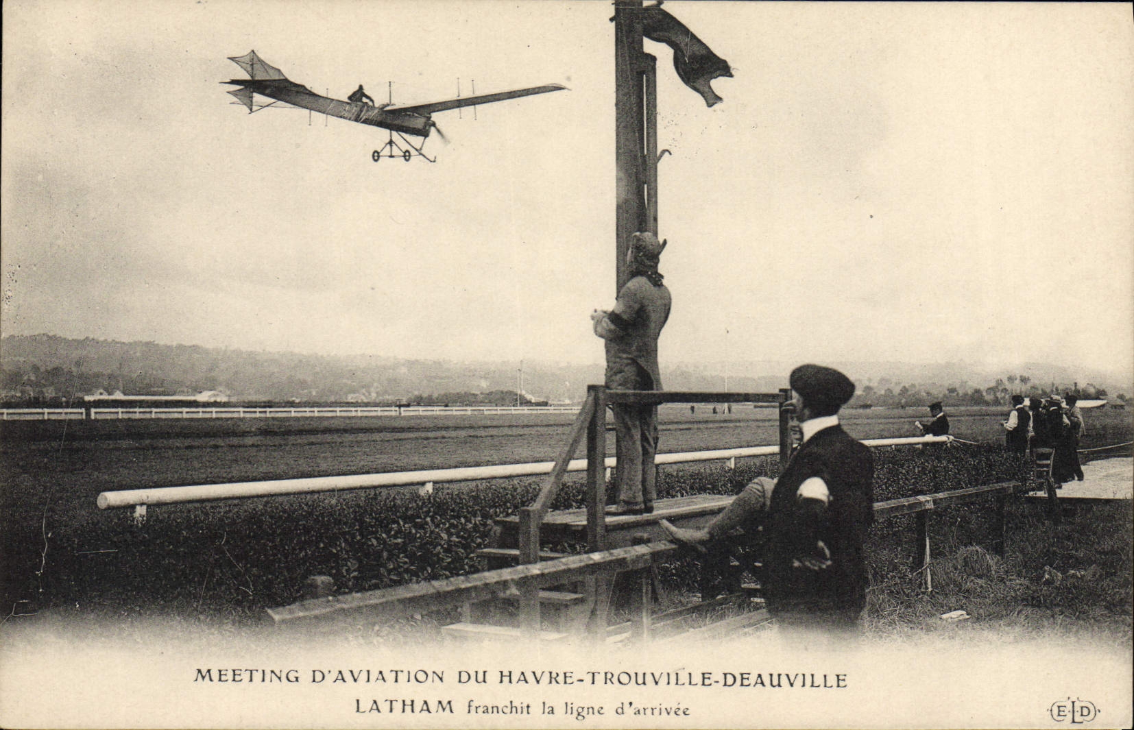 CPA Avion Aviation Meeting du Havre Trouville Deauville Latham franchit la ligne d'arrivee 