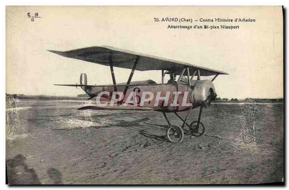 CPA Avion Aviation Avord Centre militaire d'aviation Atterrissage d'un biplan Nieuport 