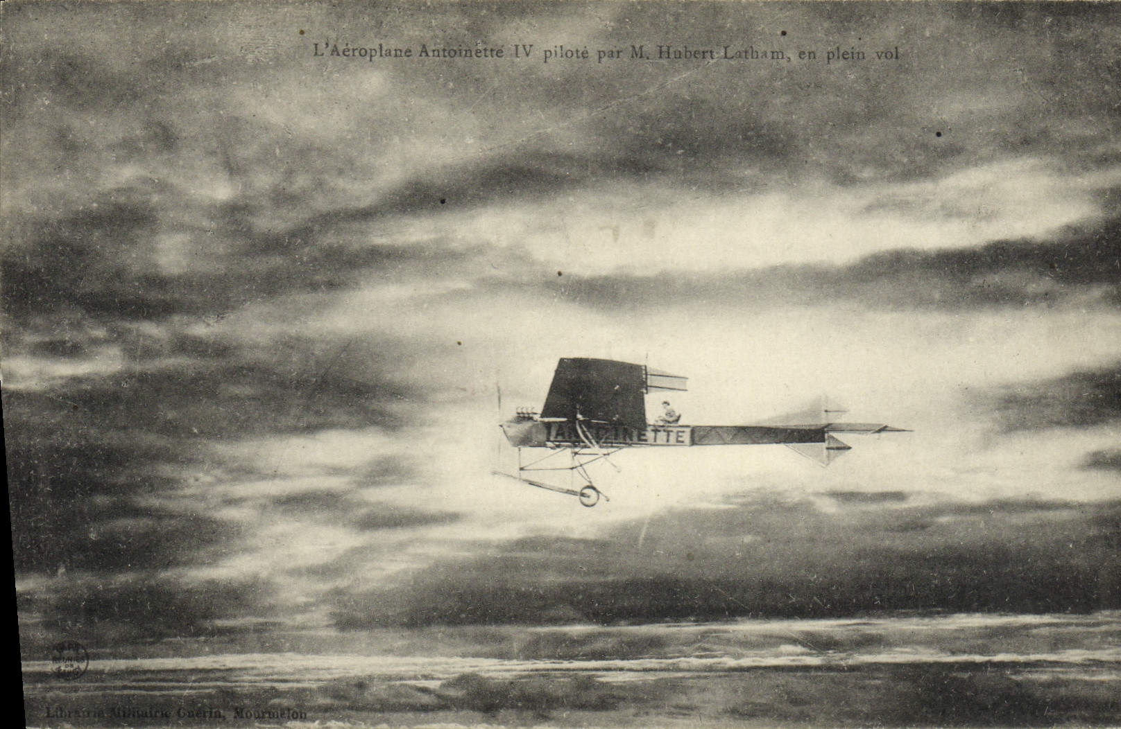 CPA Avion Aviation Aeroplane Antoinette IV pilote par Hubert Latham en plein vol 