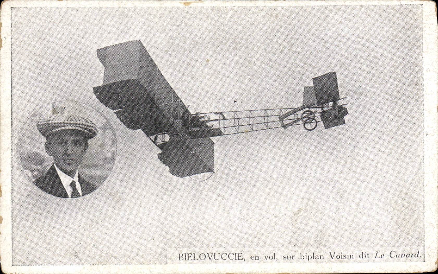 CPA Avion Aviation Bielovuccie en vol sur biplan Voisin dit le Canard
