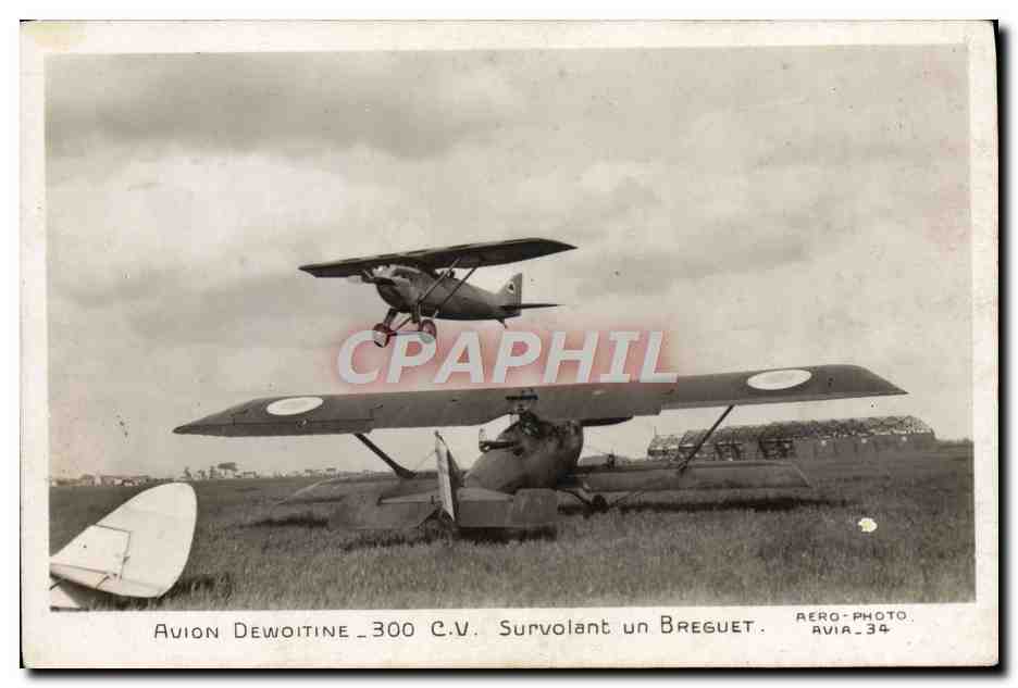 CPA Avion Aviation Avion Dewoitine 300 CV Survolant un Breguet 