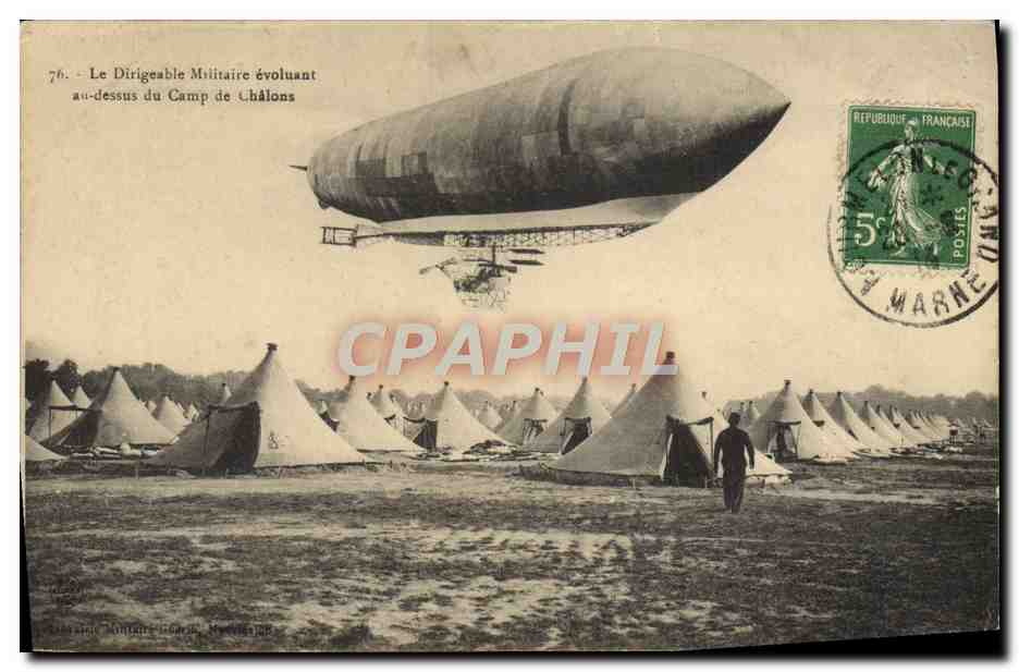 CPA Avion Aviation Dirigeable militaire evoluant au dessus du camp de Chalons Zeppelin 