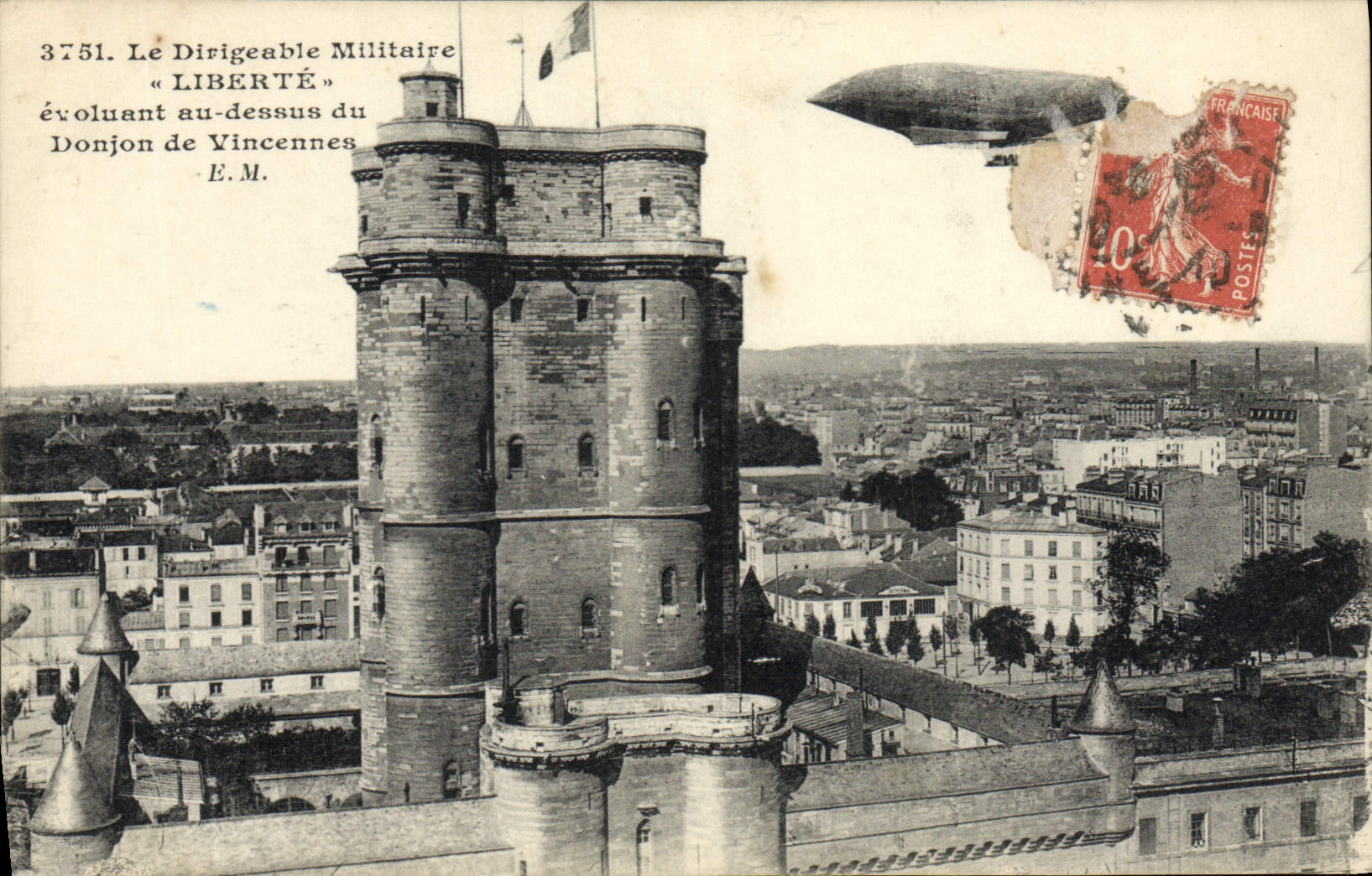 CPA Avion Aviation Dirigeable Zeppelin Le dirigeable Militaire Liberte evoluant au dessus du donjon de Vincennes 