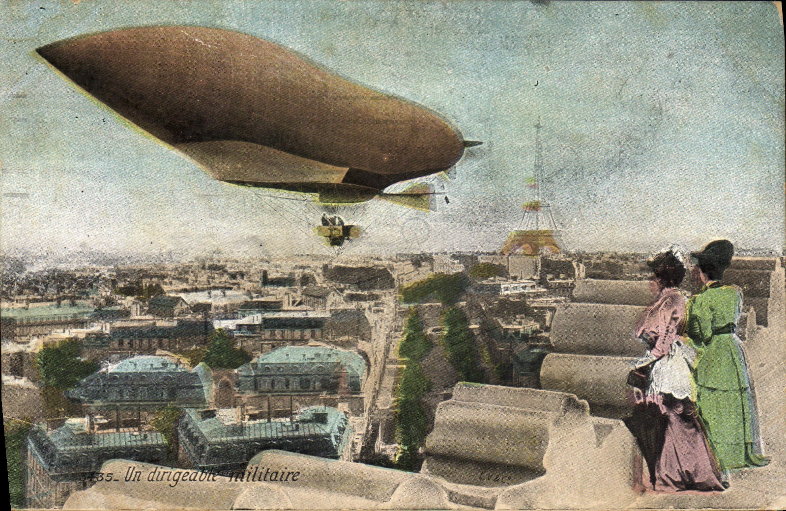 CPA Avion Aviation Dirigeable Zeppelin Un dirigeable militaire Paris Tour Eiffel
