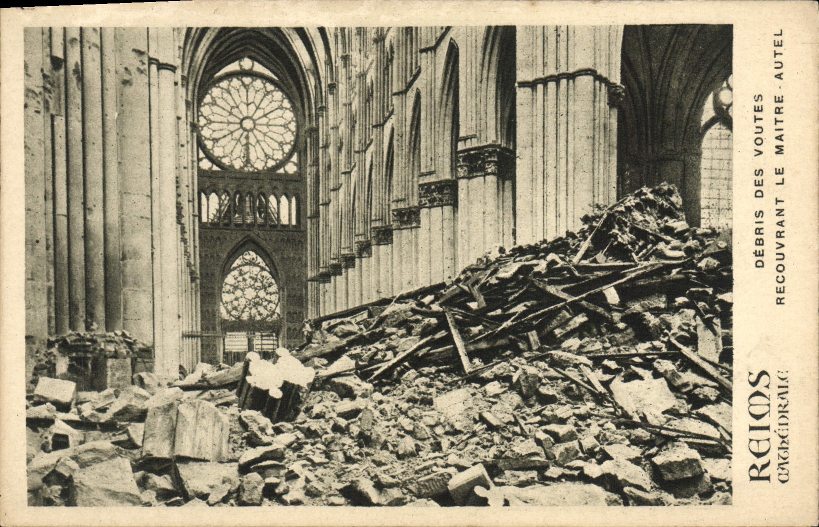 CPA Reims Cathedrale Debris Des Voutes Recouvrant Le Maitre Autel