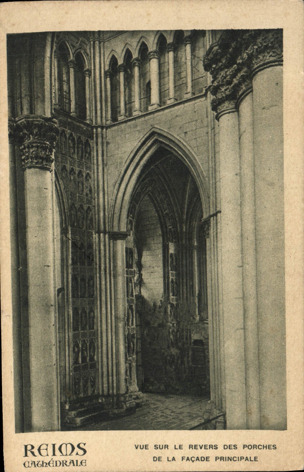 Reims — Cathédrale — Vue sur le revers des porches de la façade principale