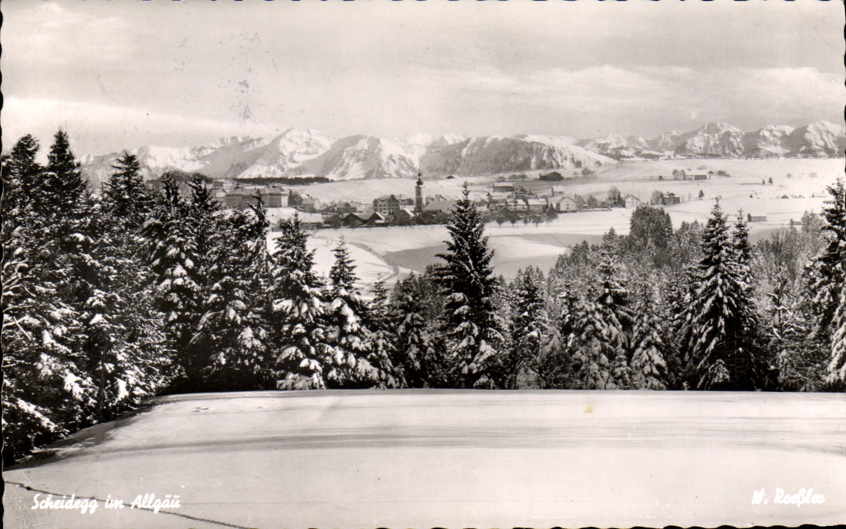 Scheidegg im Allgäu — vue hivernale avec montagnes enneigées — W. Roebler