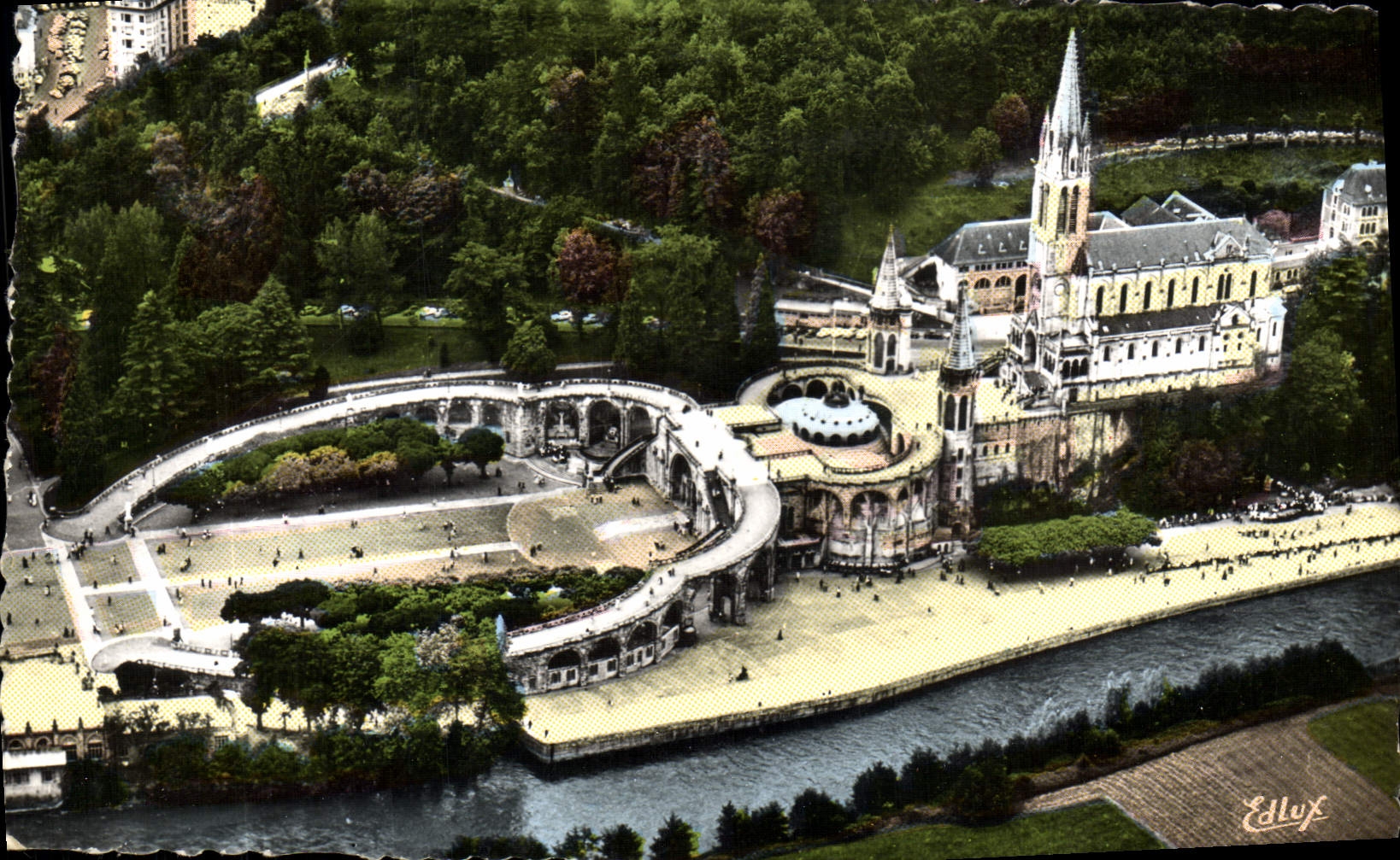CPM Lourdes Vue Aerienne Sur La Basilique Et Le Gave