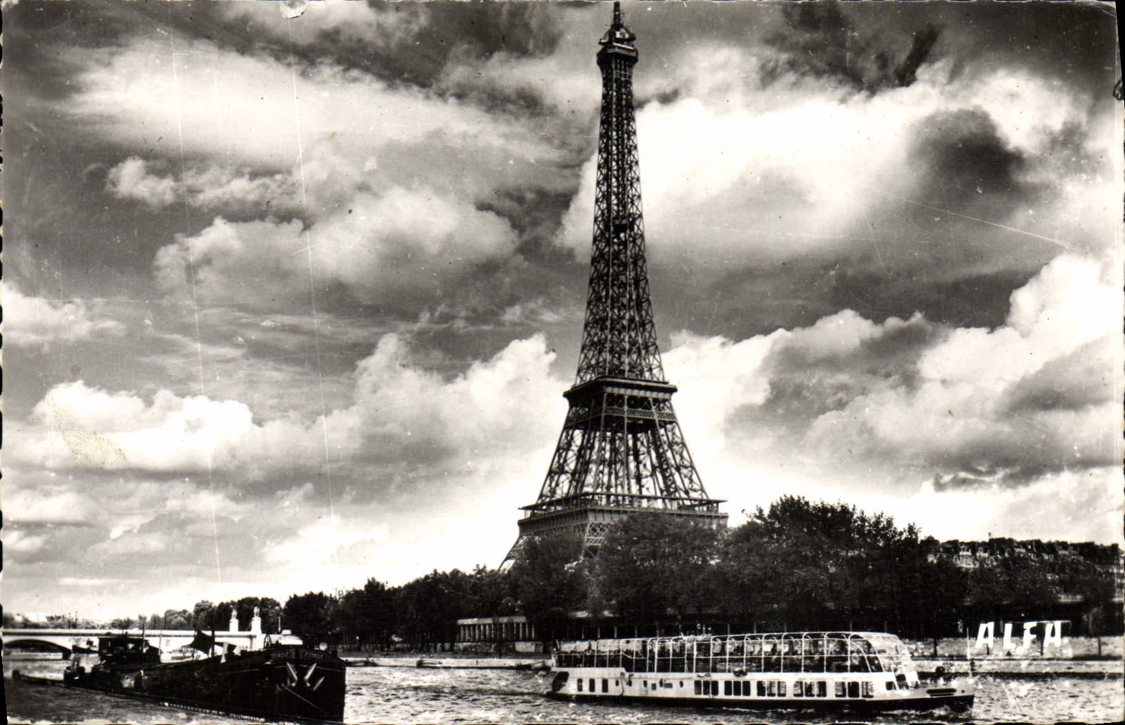 CPM Paris La Tour Eiffel Promenade En Bateau Mouche