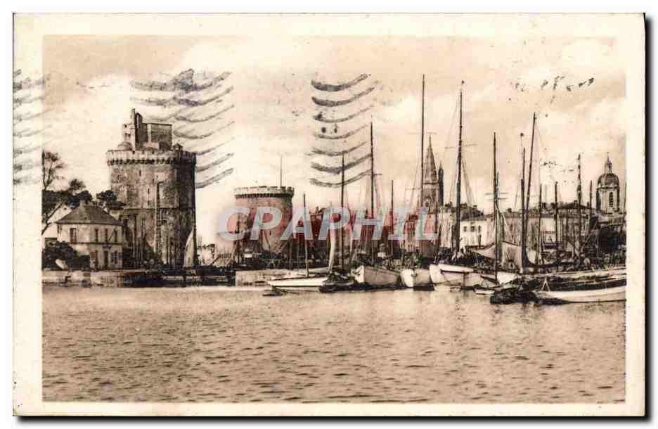 CPA La Rochelle Vue Vers Les Tours Et Bassin A Flot Bateaux