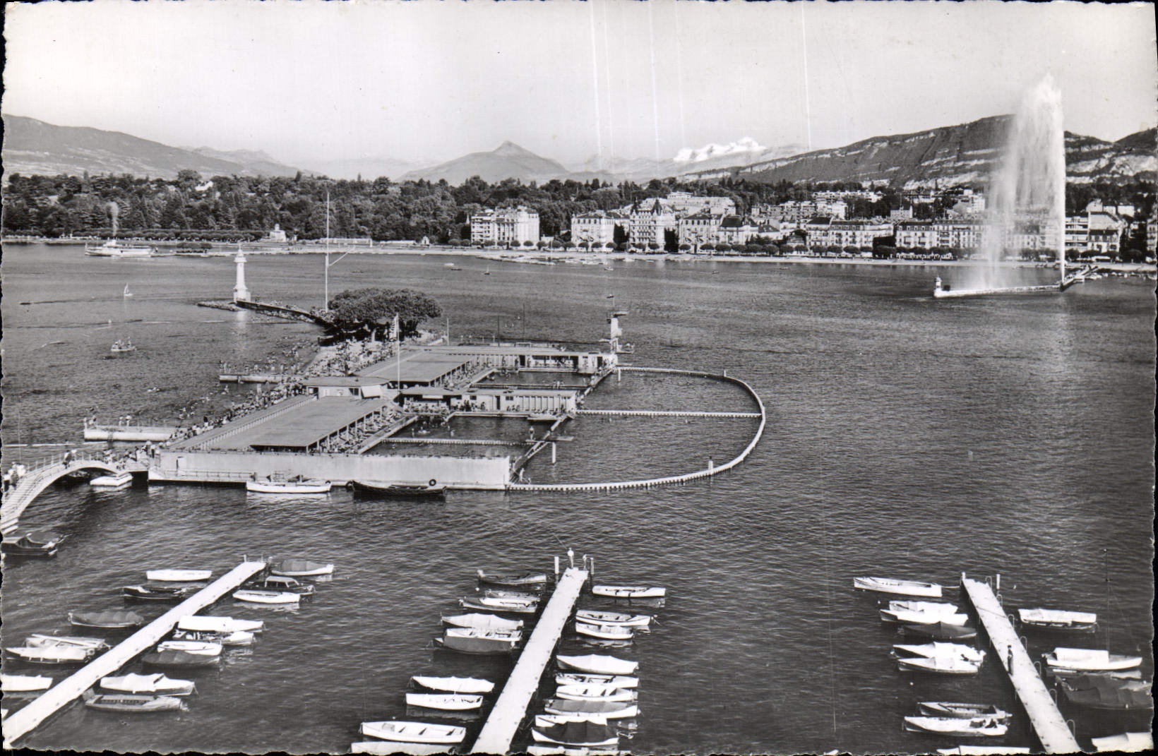 CPM Geneve La Rade Les Bains des Paquis le jet d'eau et le Mont Blanc 