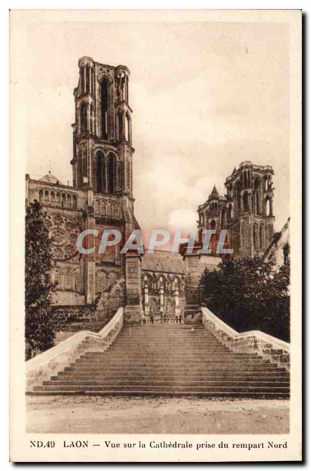 CPA Laon Vue sur la Cathedrale Prise du Rempart Nord