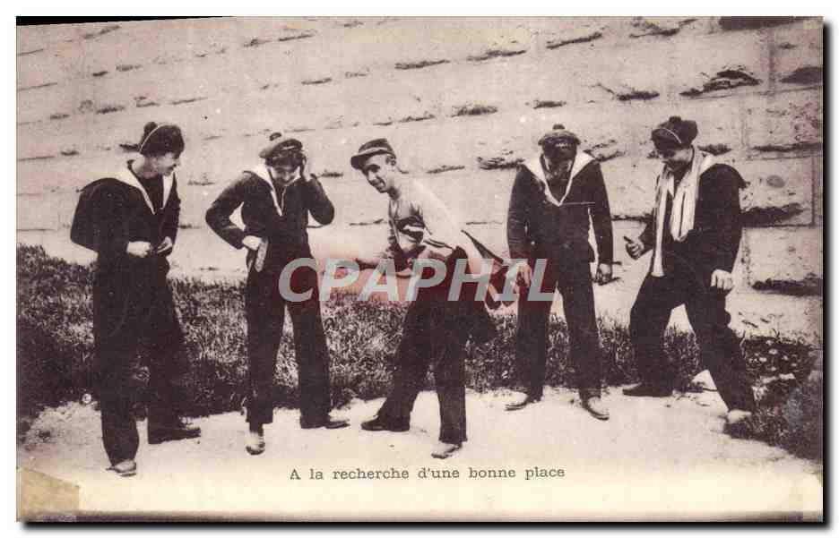 CPA Bateau de guerre Marins A la recherche d'une bonne place 