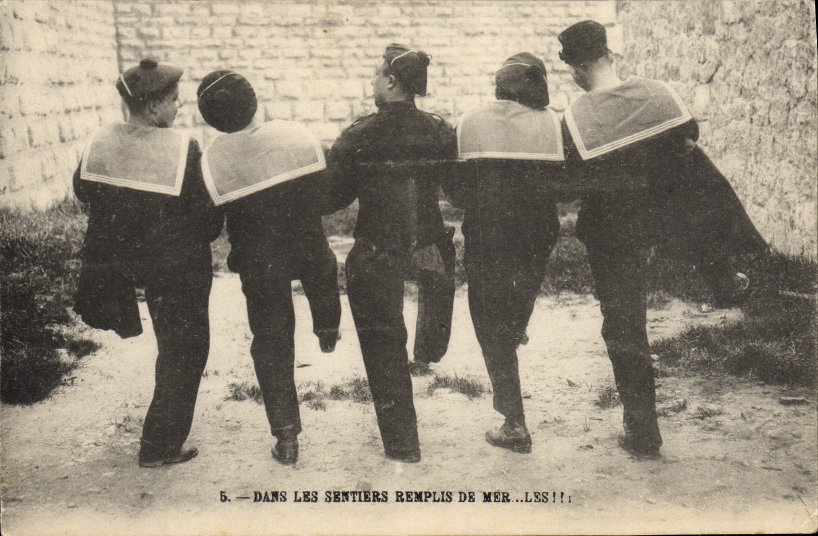 Cinq marins en tenue de service — dans les sentiers remplis de mer...les!!! — n°5