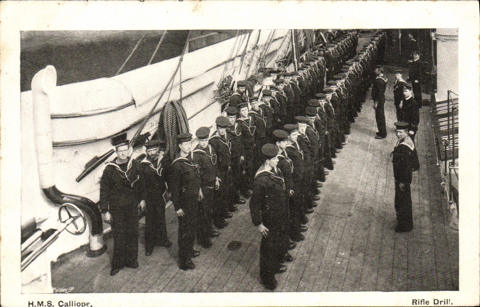 CPA Bateau de guerre HMS Calliope Riffle Drill