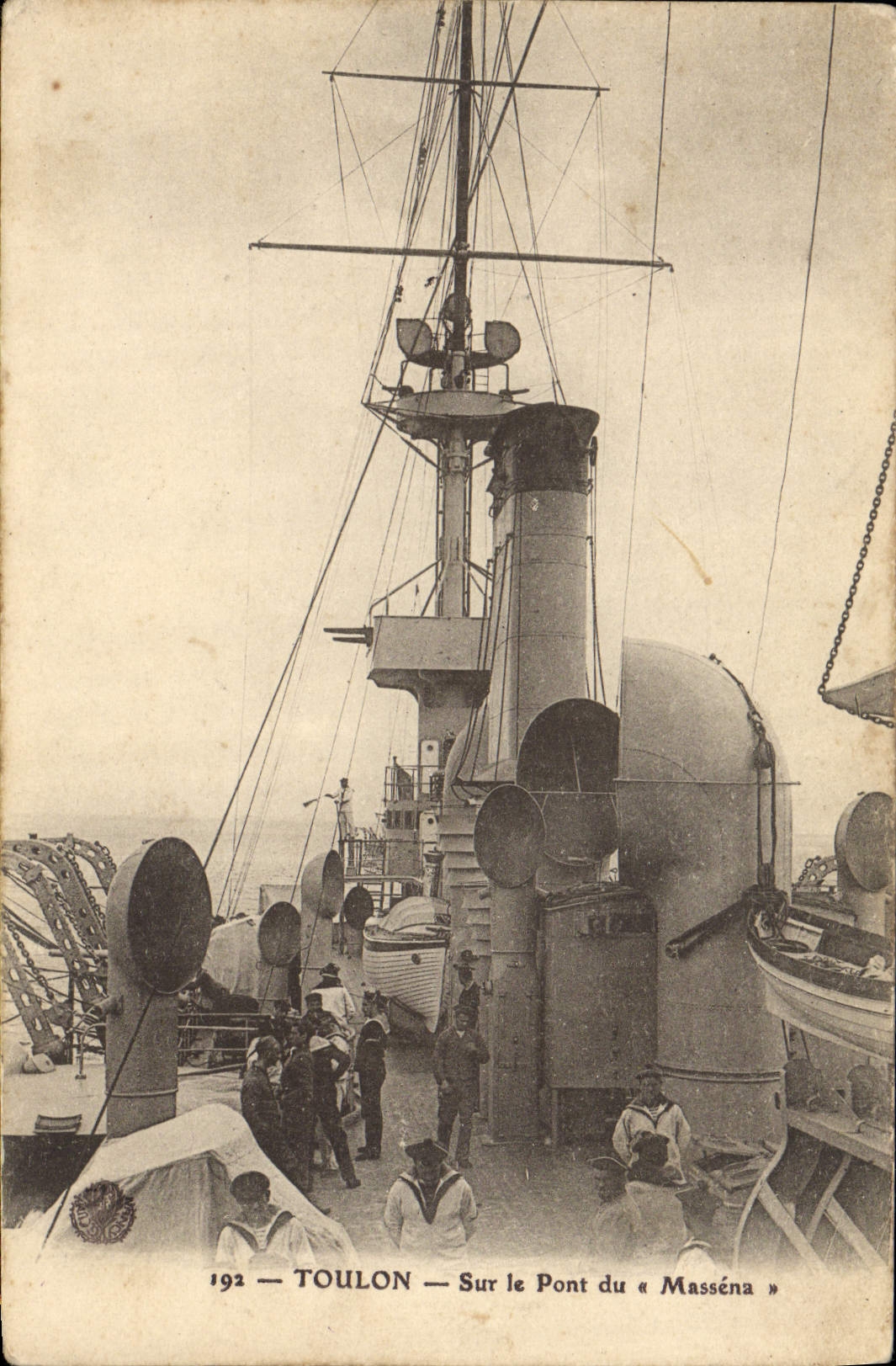 CPA Bateau de guerre Toulon Sur le pont du Massena 