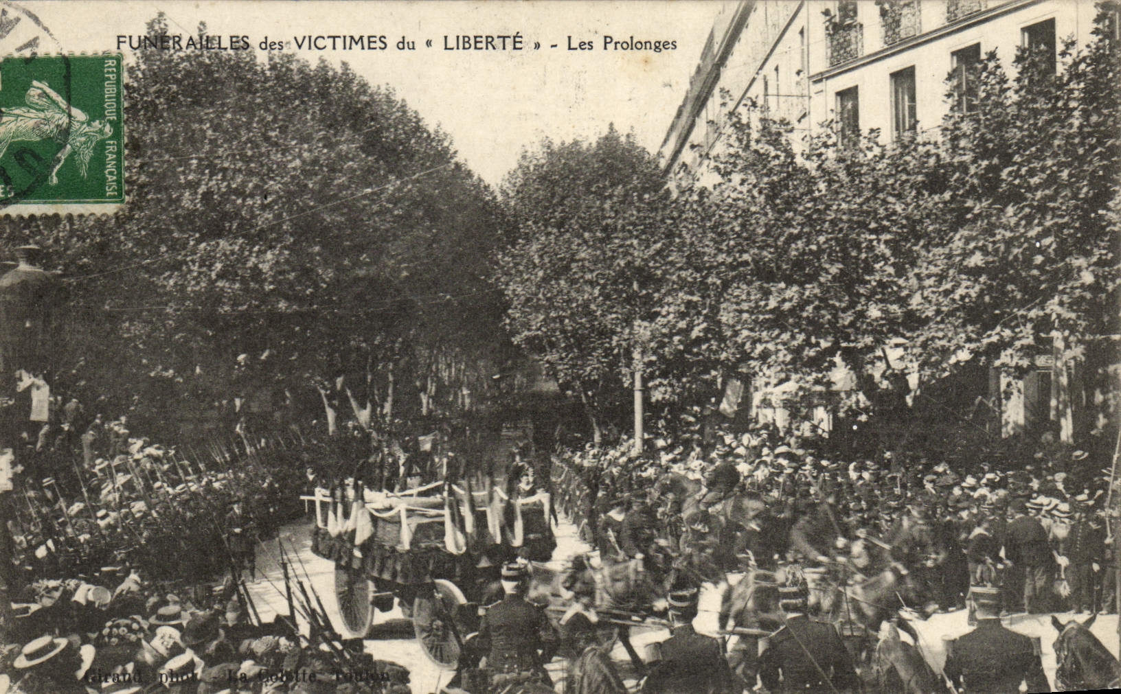 Funerales de las víctimas del « Liberté » — Les Prolonges — Grand phot. La Mobile Paris