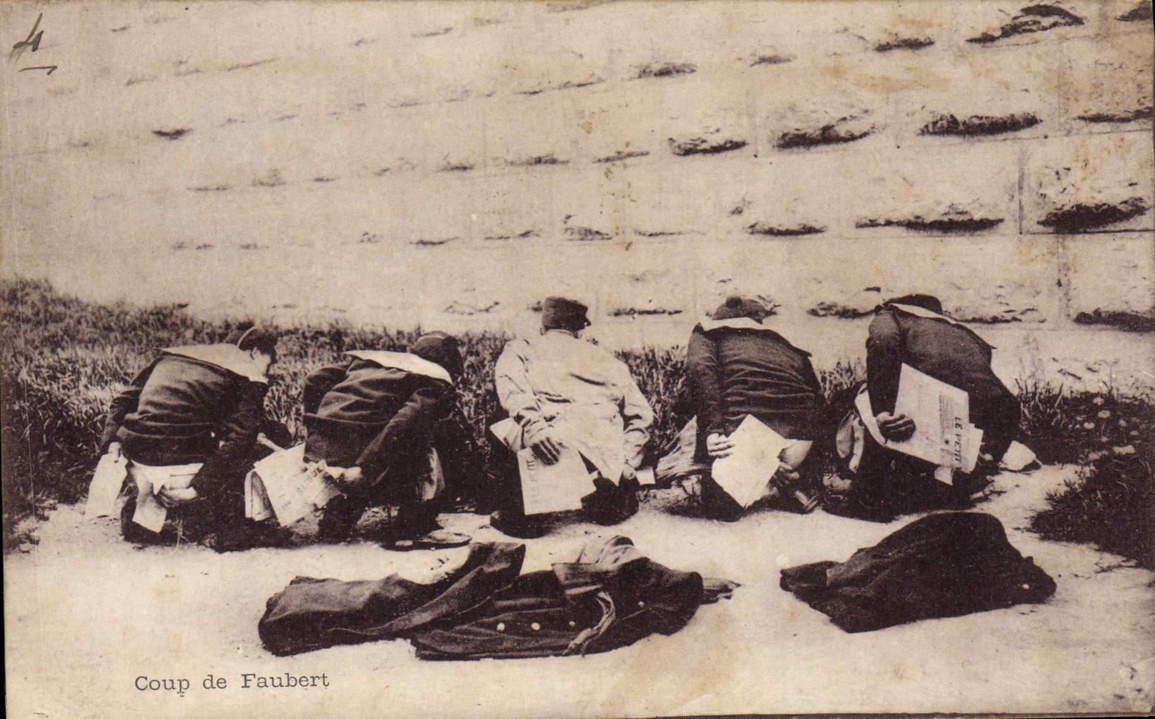 Coup de Faubert — Soldats en tenue d'été assis sur le sol — Carte postale