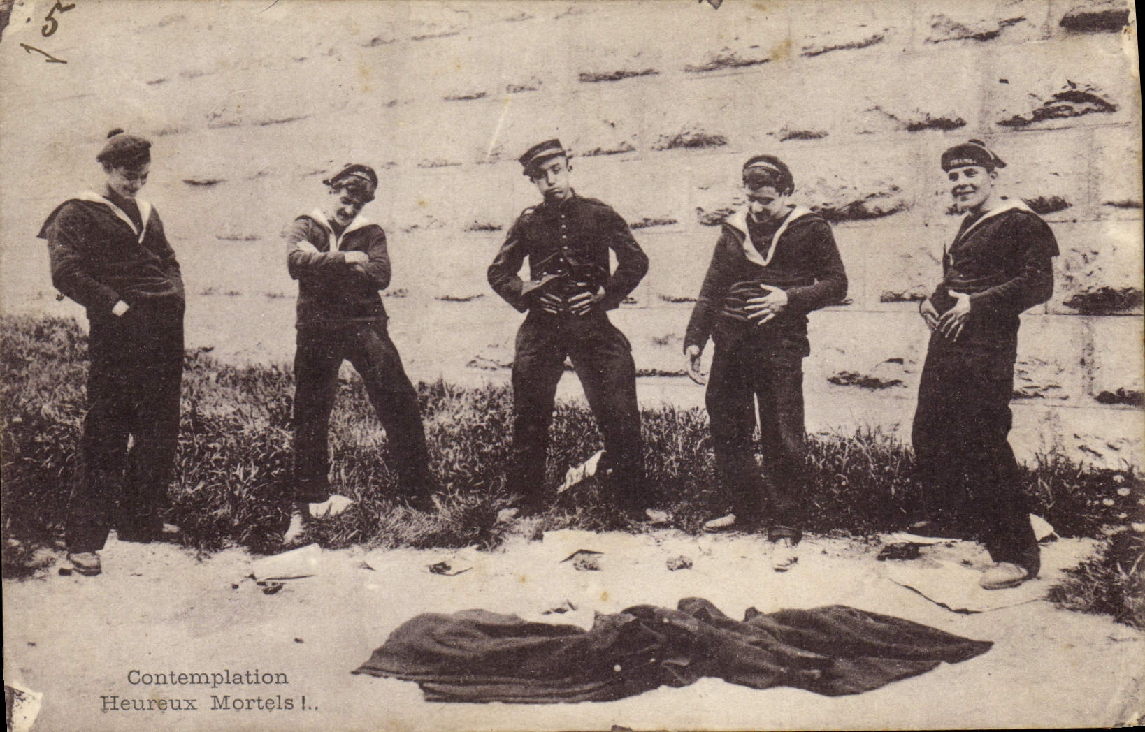 Cinq marins devant un corps — Contemplation Heureux Mortels I. — éditeur non visible