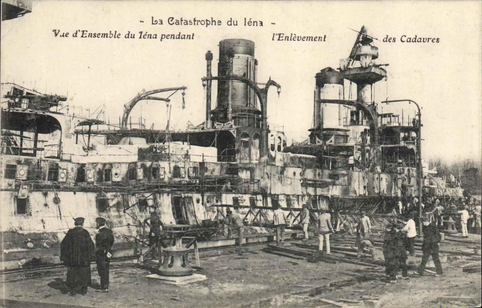 CPA Bateau de guerre Catastrophe du Iena Vue d'ensemble pendant l'enlevement des cadravres