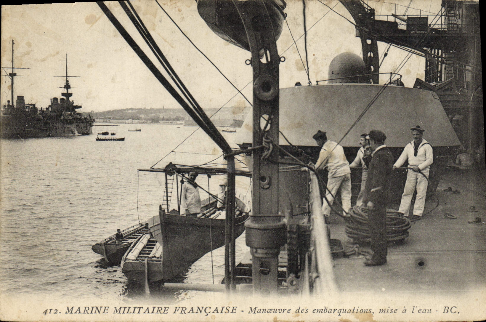CPA Bateau de guerre Manoeuvre des embarquations mise a l'eau