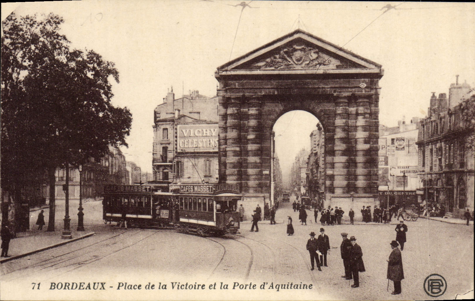 CPA Bordeaux Place de la Victoire et la porte d'Aquitaine Tramway