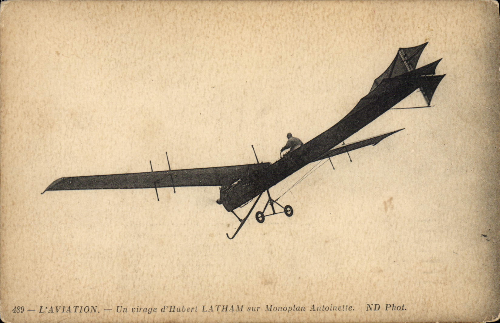 CPA Avion Aviation Un virage d'Hubert Latham sur monoplan Antoinette