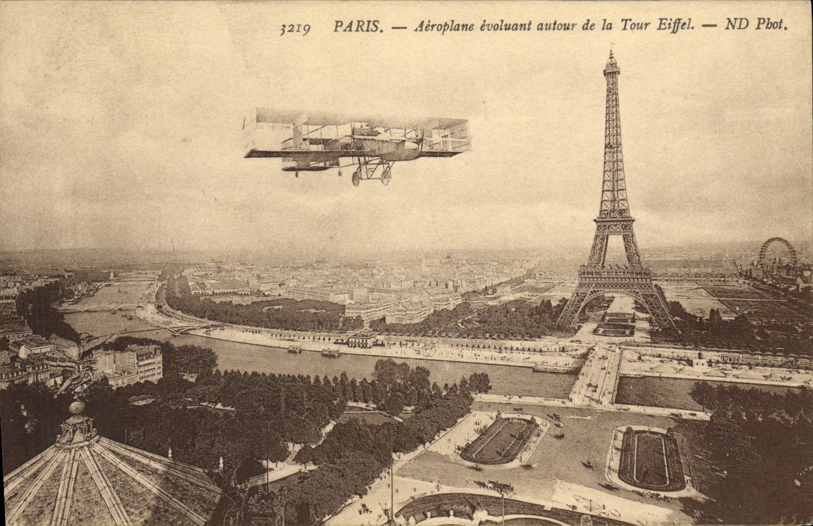 CPA Avion Aviation Paris evoluant autour de la Tour Eiffel 