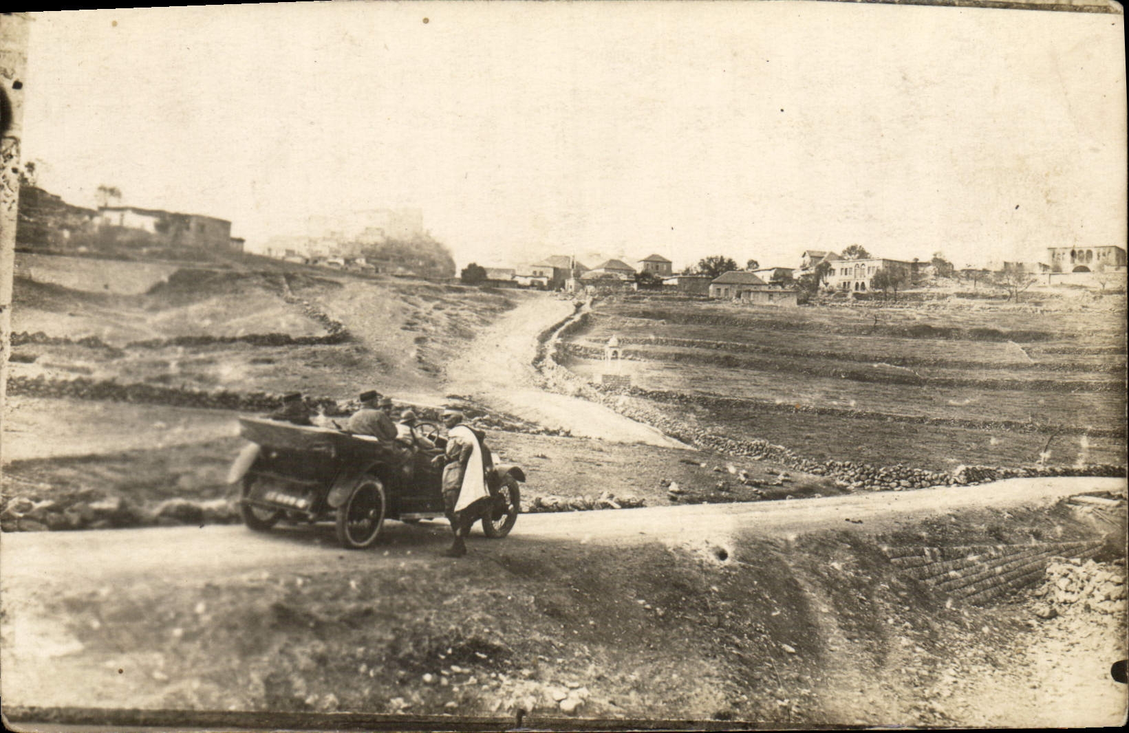 Village en terrasses — voiture ancienne sur route — éditeur inconnu